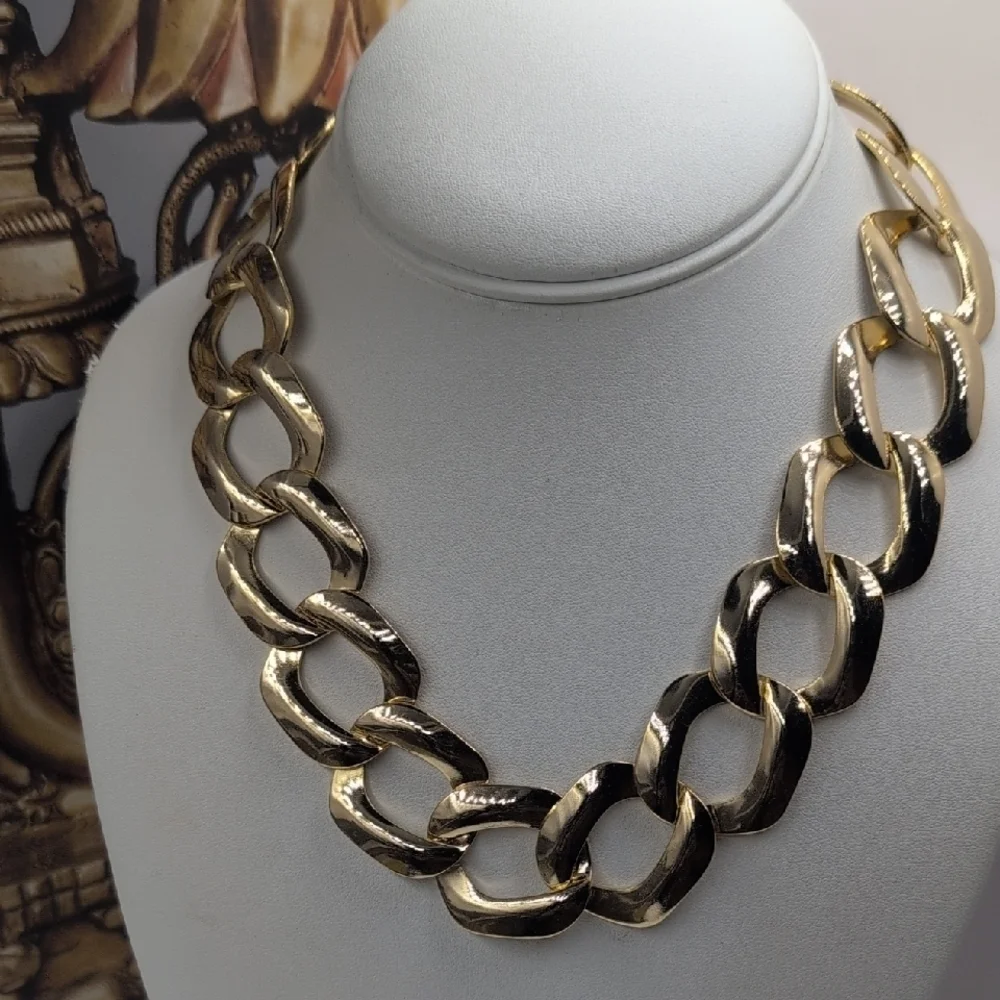 Boutique Goldtone Chain Link Necklace In Excellent Condition - Picture 3 of 6